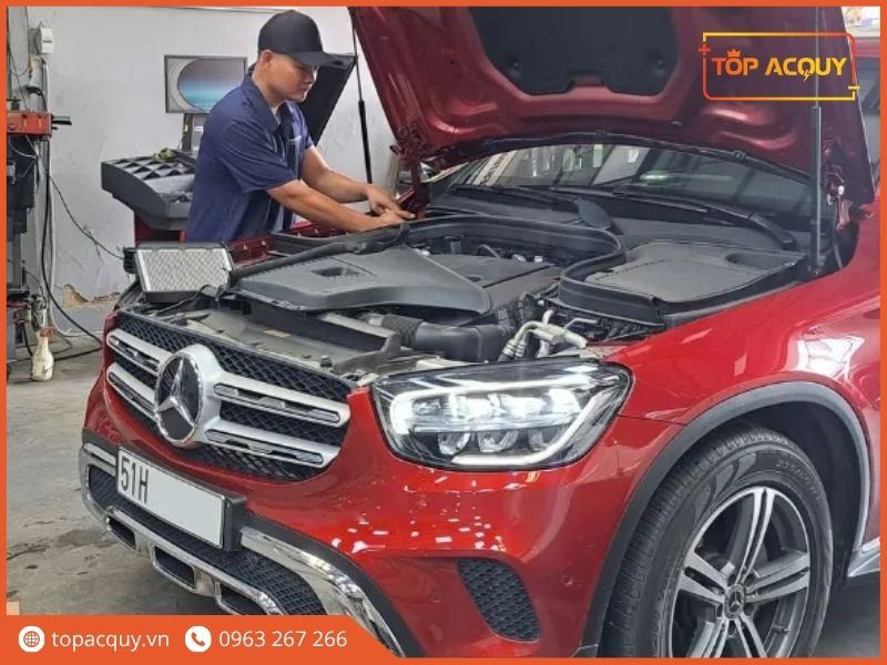 Kỹ thuật viên đang kiểm tra vị trí lắp đặt bình ắc quy Delkor DIN80 trên xe Mercedes