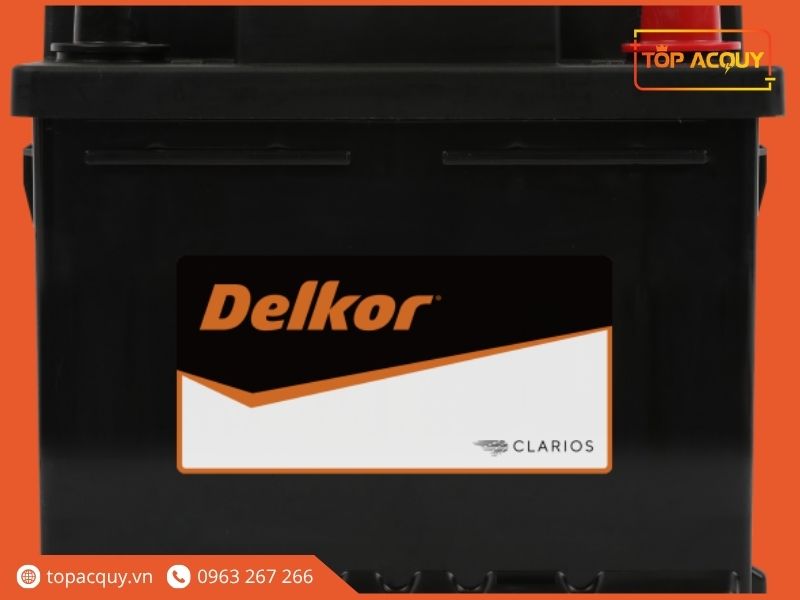 Tem nhãn thương hiệu Delkor Clarios dán trên thân bình ắc quy&nbsp;