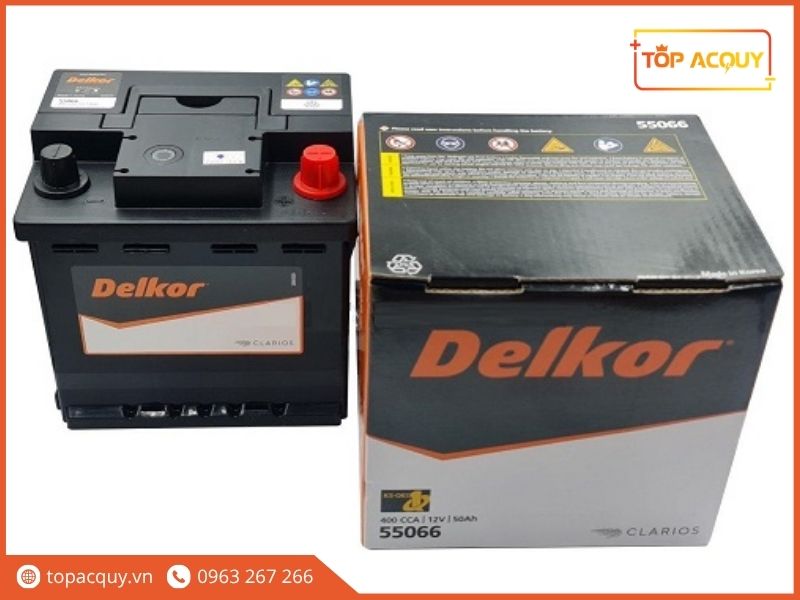 Ảnh chụp ắc quy Delkor DIN50 (55066) đặt cạnh vỏ hộp chính hãng