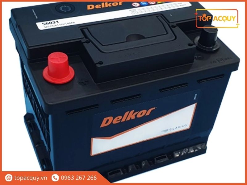 Mặt trước bình ắc quy Delkor DIN60 56031 cọc phải (R) 12V 60Ah với tem thông số sắc nét