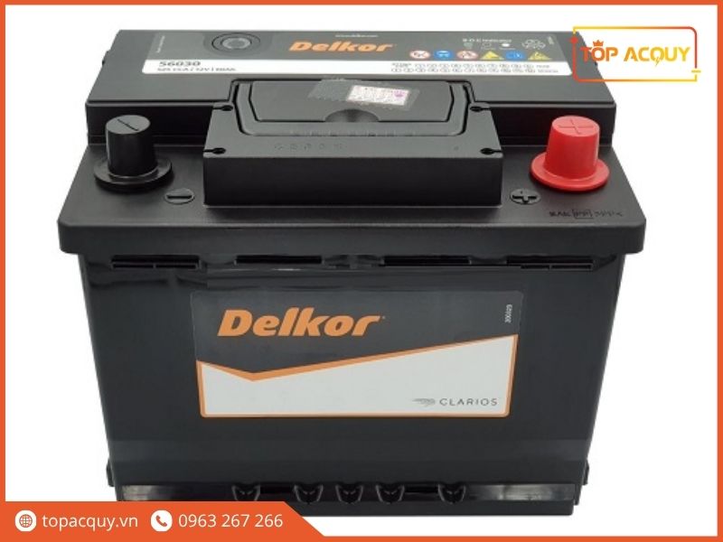 Góc chụp từ trên xuống hiển thị tay xách tiện lợi của ắc quy Delkor DIN60 56031 cọc phải