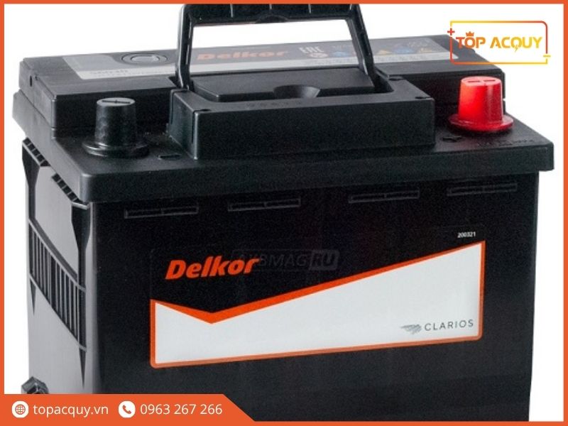 Cận cảnh cọc chìm và mắt thần báo tình trạng trên ắc quy Delkor DIN60 56031 (R)