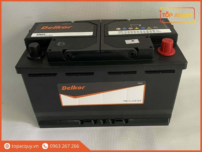 Tem thông số và mã vạch chính hãng trên bình Delkor DIN90 59043 cọc L 12V 90Ah