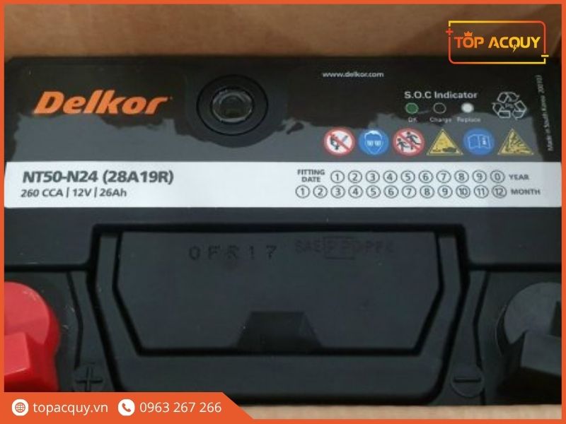 Bề mặt nắp ắc quy Delkor NT50-N24 (28A19R) thể hiện thông số 260 CCA, dung lượng 26Ah cùng mắt thần kiểm tra nhanh tình trạng sạc