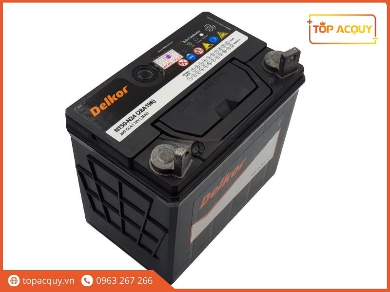 Thiết kế cọc bắt ốc dạng tai dẹt đặc trưng kèm quai xách gập gọn gàng trên thân bình Delkor 28A19R 12V 26Ah