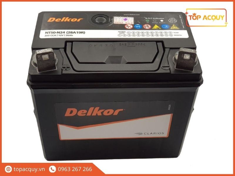 Bình ắc quy khô kín khí Delkor NT50-N24 với lớp vỏ đen chịu nhiệt và logo Clarios dập chìm sắc nét