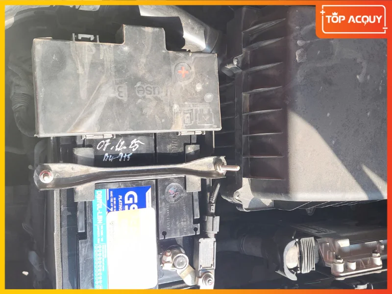 Vị trí lắp đặt ắc quy trên xe Ford Territory được cố định chắc chắn bằng thanh kẹp kim loại