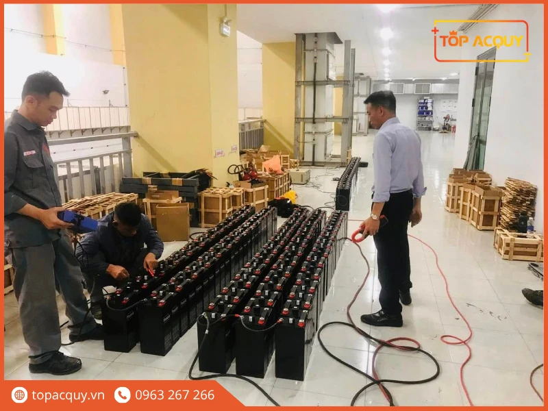 Kỹ thuật viên TOPACQUY đấu nối giàn ắc quy 2V công nghiệp trên tủ rack
