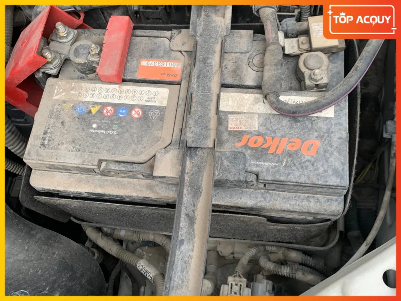 Kiểm tra tình trạng ắc quy Delkor DIN 12V trong khoang máy Mazda BT-50 trước khi thay thế