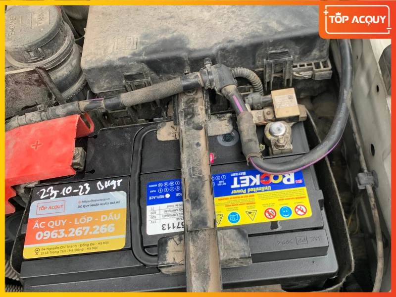 Hoàn thiện lắp đặt ắc quy Rocket 57113 cho Mazda BT-50 với tem dán bảo hành chính hãng từ Topacquy