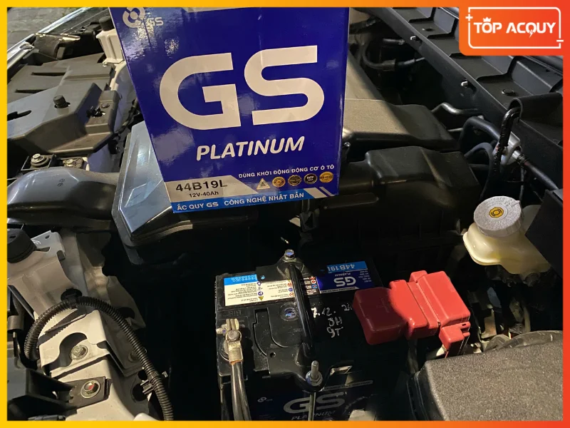 Cận cảnh ắc quy GS Platinum 44B19L (12V-40Ah) lắp đặt chuẩn zin cho Mitsubishi Xforce tại Topacquy