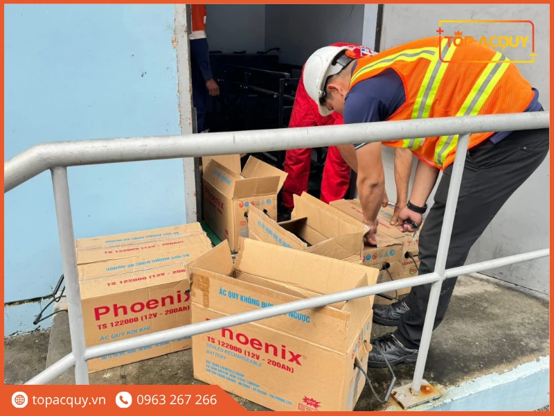 Kỹ thuật viên Topacquy giao lắp bình ắc quy Phoenix TS122000 tại công trình
