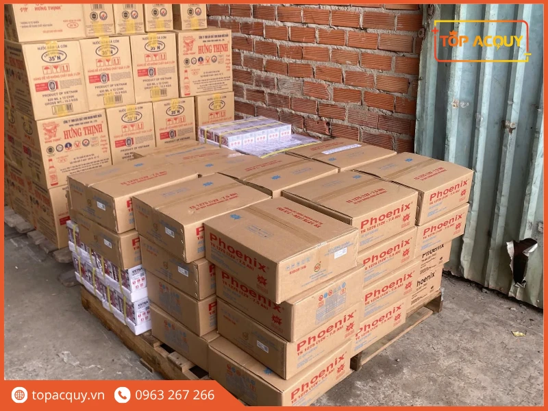 Lô bình ắc quy Phoenix chính hãng xếp trên pallet tại kho Topacquy