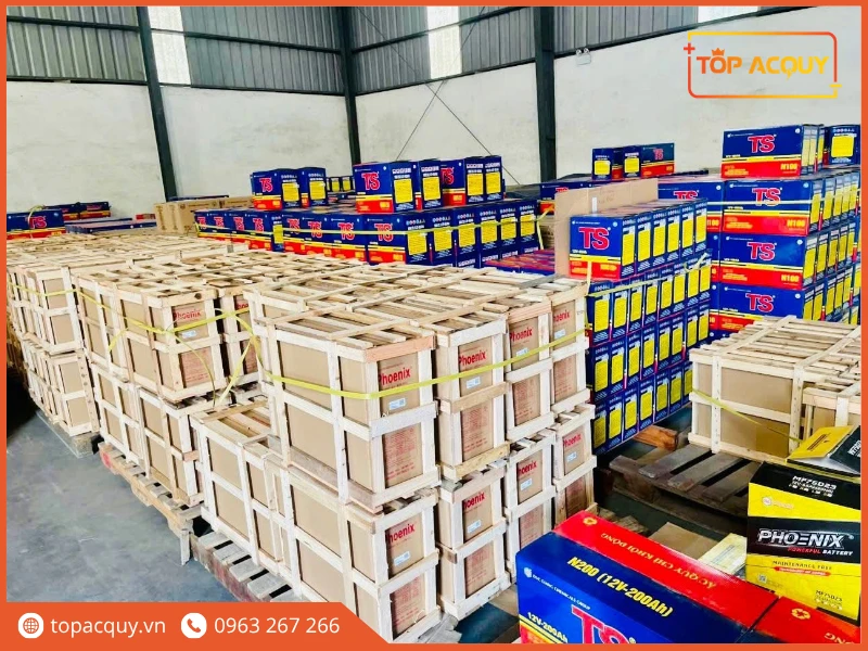 Kho tổng lưu trữ số lượng lớn bình ắc quy Phoenix tại Topacquy