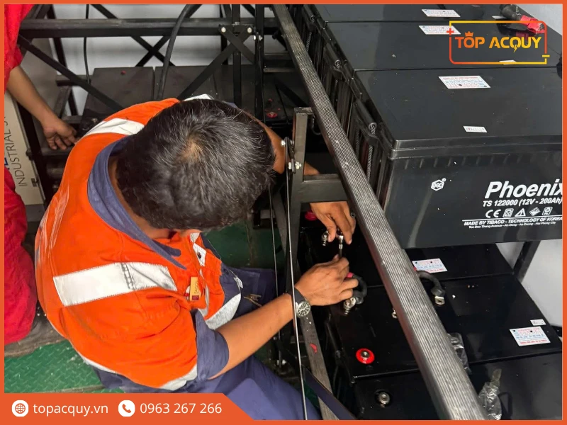 Kỹ thuật viên TOPACQUY đấu nối lắp đặt hệ thống tủ ắc quy lưu điện