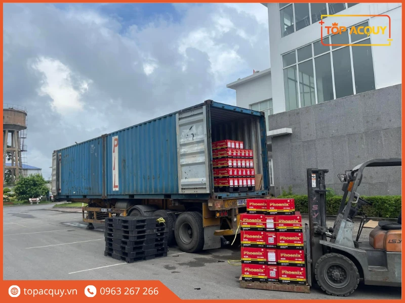 Xe nâng bốc dỡ các kiện hàng ắc quy Phoenix từ container tại kho