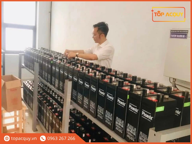Kỹ thuật viên TOPACQUY kiểm tra chuỗi cell ắc quy 2V công nghiệp Phoenix