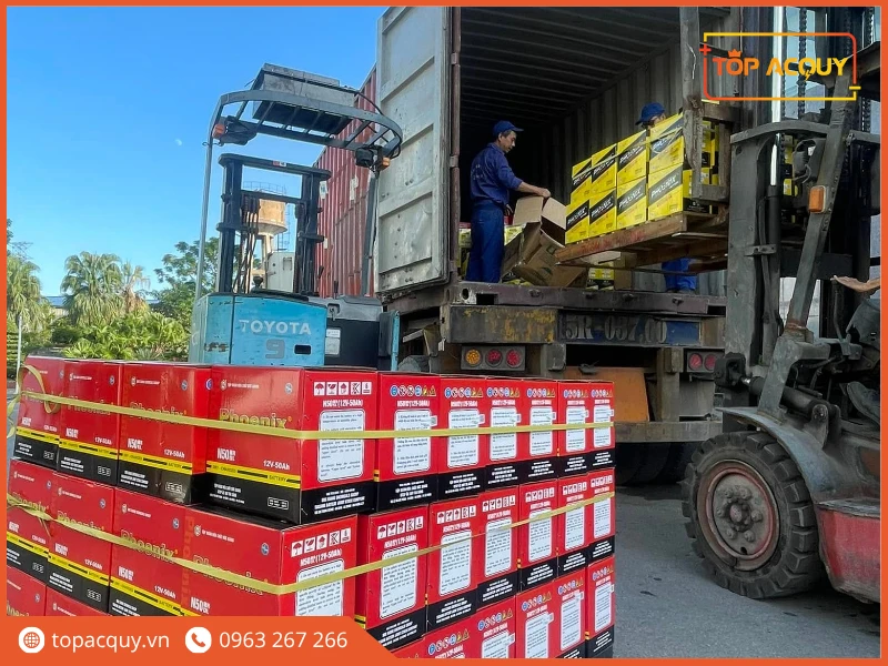 Xe nâng bốc dỡ các pallet ắc quy Phoenix từ container tại tổng kho