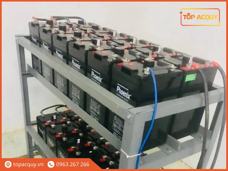 Giàn ắc quy công nghiệp Phoenix 2V đấu nối chuỗi trong phòng máy trạm điện