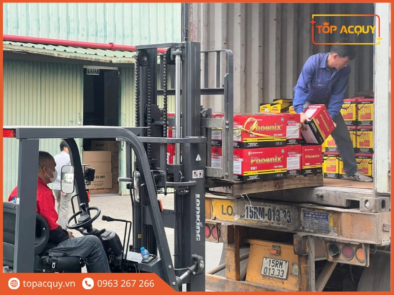 Xe nâng bốc dỡ các lô bình ắc quy Phoenix chính hãng về kho Topacquy