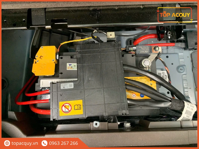 Hệ thống dây điện và hộp cầu chì kết nối bình ắc quy trên xe
