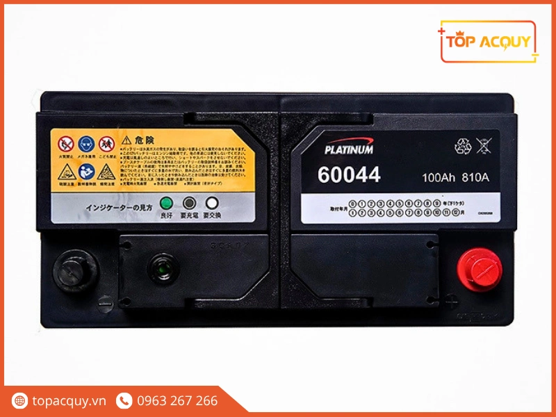 Mặt trên nắp bình ắc quy Platinum 60044 100Ah tích hợp mắt thần kiểm tra điện dịch
