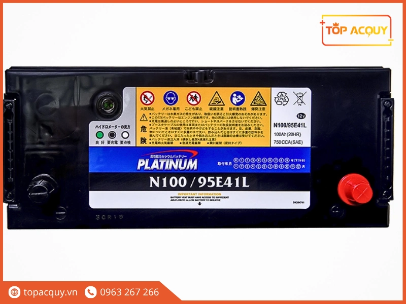 Cận cảnh mặt nắp bình Platinum N100 95E41L hiển thị mắt thần quang học và thông số 750A CCA