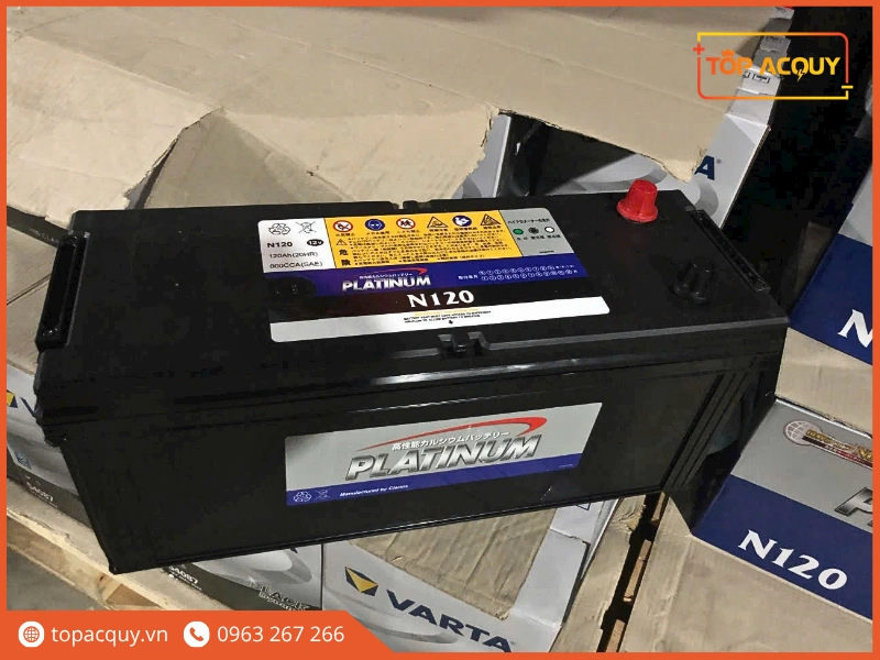 Bình ắc quy tải nặng Platinum N120 12V 120Ah đặt trên kiện hàng xuất xưởng