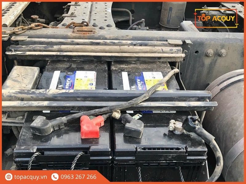 Thực tế lắp đặt cặp bình ắc quy Platinum N120 đấu nối tiếp 24V an toàn trên khung sườn xe đầu kéo