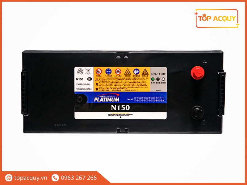Cận cảnh bình ắc quy Platinum N150 12V 150Ah, mặt trên hiển thị mắt thần và vị trí cọc