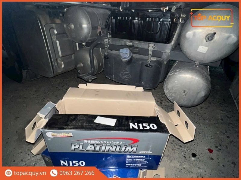 Thùng carton ắc quy Platinum N150 chuẩn bị được thay thế vào hộc chứa bình cạnh bình khí nén xe tải