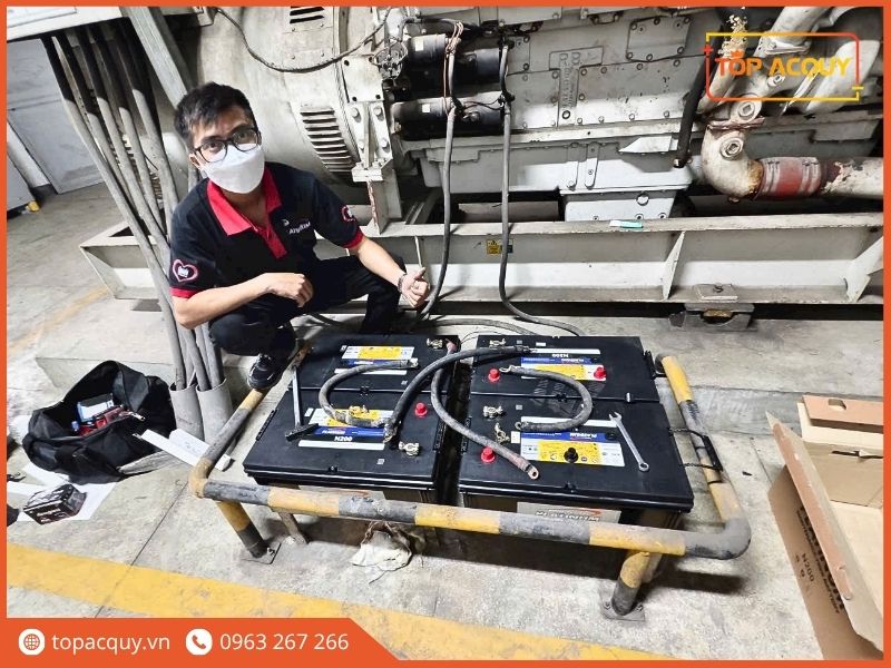 Kỹ thuật viên TOPACQUY đấu nối hệ thống bình ắc quy Platinum N200 cho máy phát điện công nghiệp