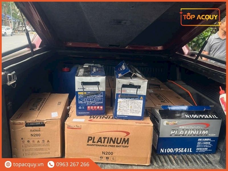 Thùng xe bán tải vận chuyển các kiện ắc quy tải nặng Platinum N200 và N100 đi giao tận nơi