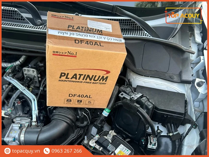 Chuẩn bị thay bình ắc quy Platinum DF40AL 40Ah trong khoang máy