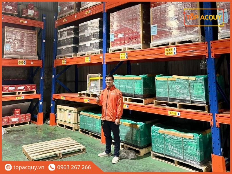 Kỹ thuật viên tại kho hàng lưu trữ ắc quy ô tô chính hãng TOPACQUY