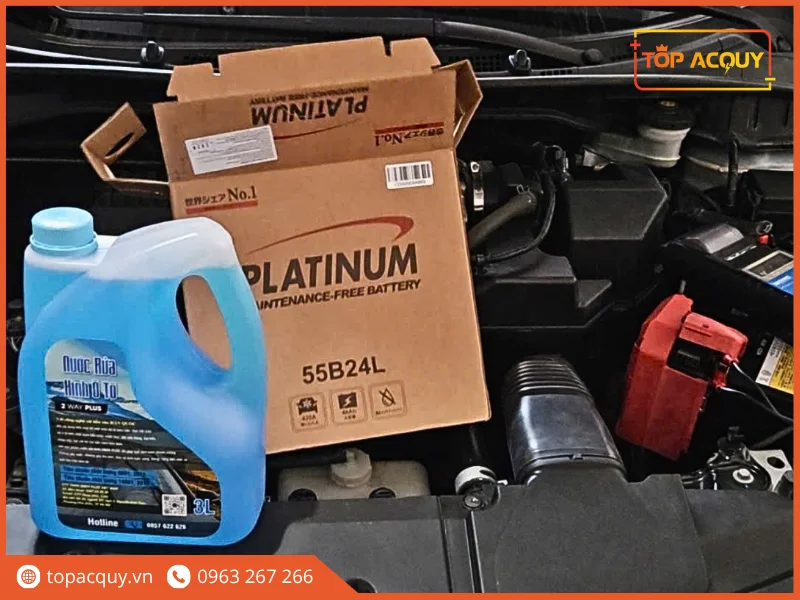 Khoang động cơ lắp đặt bình Platinum 55B24L kèm can nước rửa kính ô tô chuyên dụng