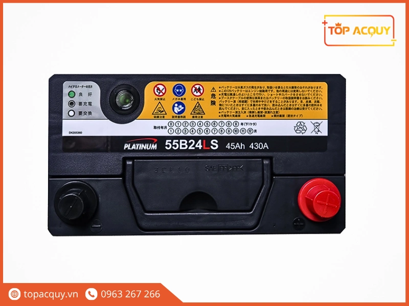 Cận cảnh mặt nắp bình Platinum 55B24LS hiển thị mắt thần quang học và thông số 430A CCA