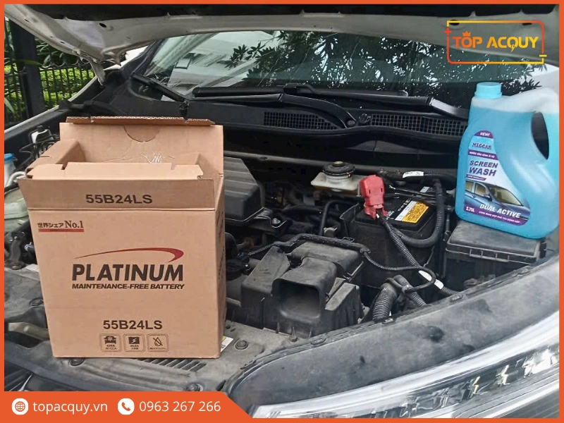 Thực tế lắp đặt ắc quy Platinum 55B24LS trong khoang máy cùng can nước rửa kính chuyên dụng