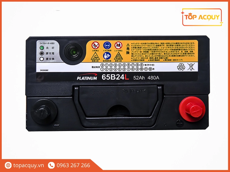 Mặt trên nắp bình Platinum 65B24L hiển thị mắt thần quang học và thông số 52Ah 480A CCA