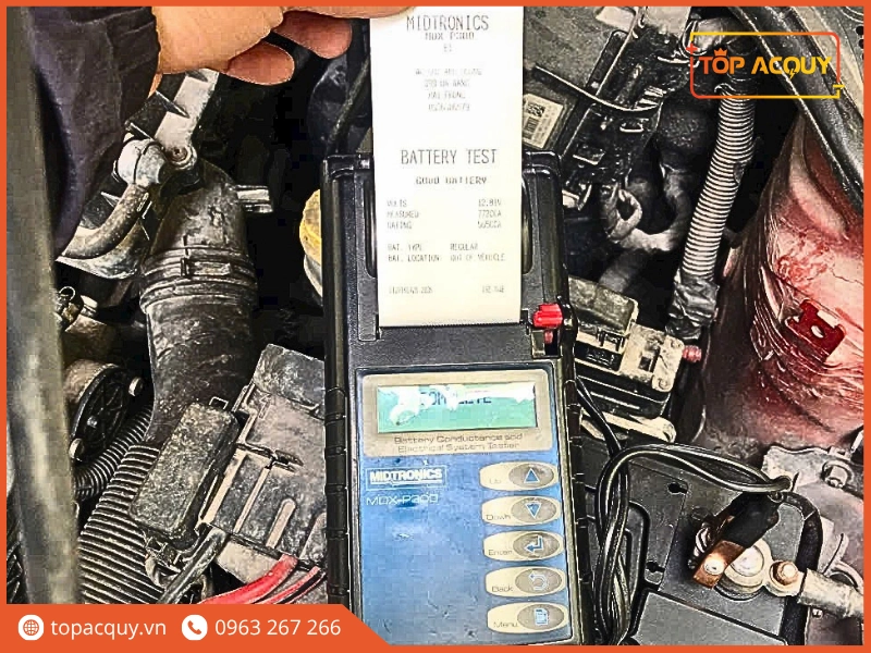 Kỹ thuật viên đo kiểm ắc quy bằng máy chẩn đoán chuyên dụng Midtronics tại TOPACQUY