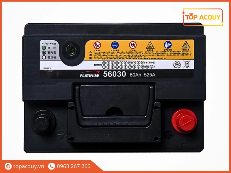 Mặt trên nắp bình ắc quy Platinum 56030 60Ah với mắt thần cảnh báo và sơ đồ cọc chìm DIN