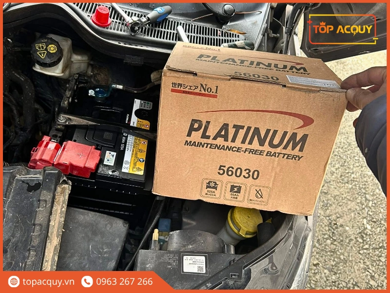 Thực tế lắp đặt bình ắc quy Platinum 56030 60Ah chuẩn xác vào khay chứa khoang máy ô tô