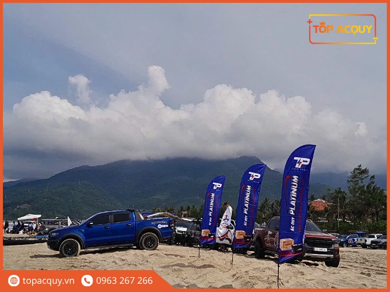 Cờ phướn thương hiệu ắc quy Platinum xuất hiện nổi bật tại sự kiện off-road dã ngoại