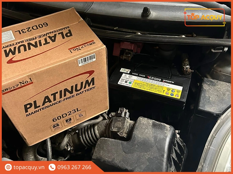 Bình ắc quy Platinum 60D23L hoàn thiện lắp đặt trong khoang máy cùng vỏ hộp đóng gói chính hãng