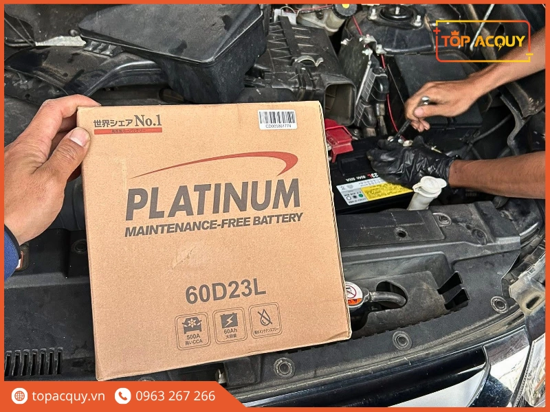 Kỹ thuật viên thao tác lắp đặt ắc quy Platinum 60D23L 12V 60Ah chuẩn xác trong khoang động cơ