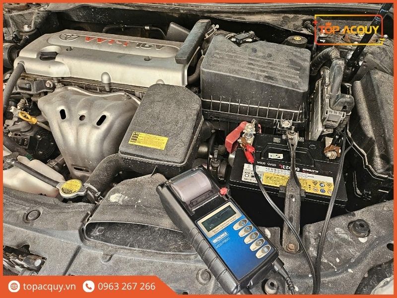 Máy đo chẩn đoán chuyên dụng Midtronics kiểm tra dòng phóng thực tế của ắc quy Platinum 60D23L trên xe Toyota