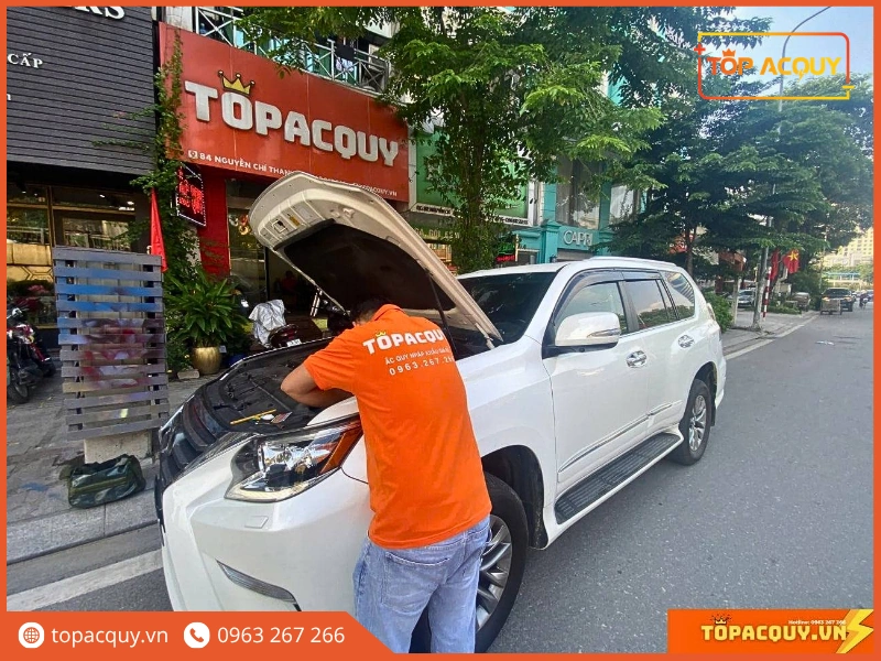 Kỹ thuật viên thao tác lắp đặt ắc quy Platinum 60D23L 12V 60Ah chuẩn xác trong khoang động cơ