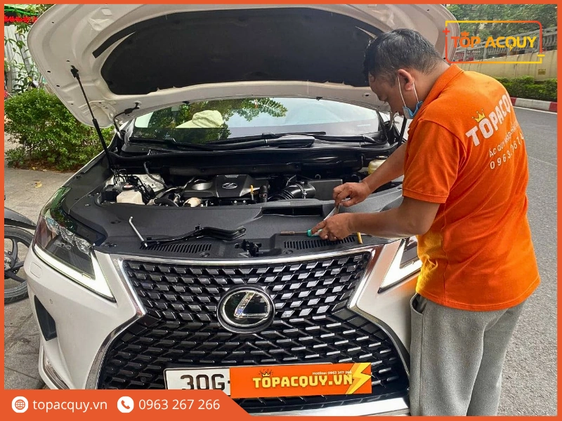 Kỹ thuật viên TOPACQUY thực hiện dịch vụ thay thế và lắp đặt ắc quy tận nơi cho xe Lexus