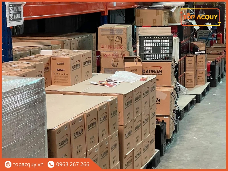 Kho hàng lưu trữ ắc quy ô tô Platinum chính hãng tại Topacquy