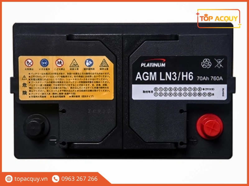 Chi tiết mặt nắp trên ắc quy Platinum AGM LN3 H6 hiển thị tem kỹ thuật và cọc chìm DIN